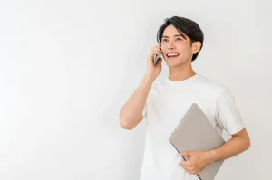 スマートフォンで電話をする男性