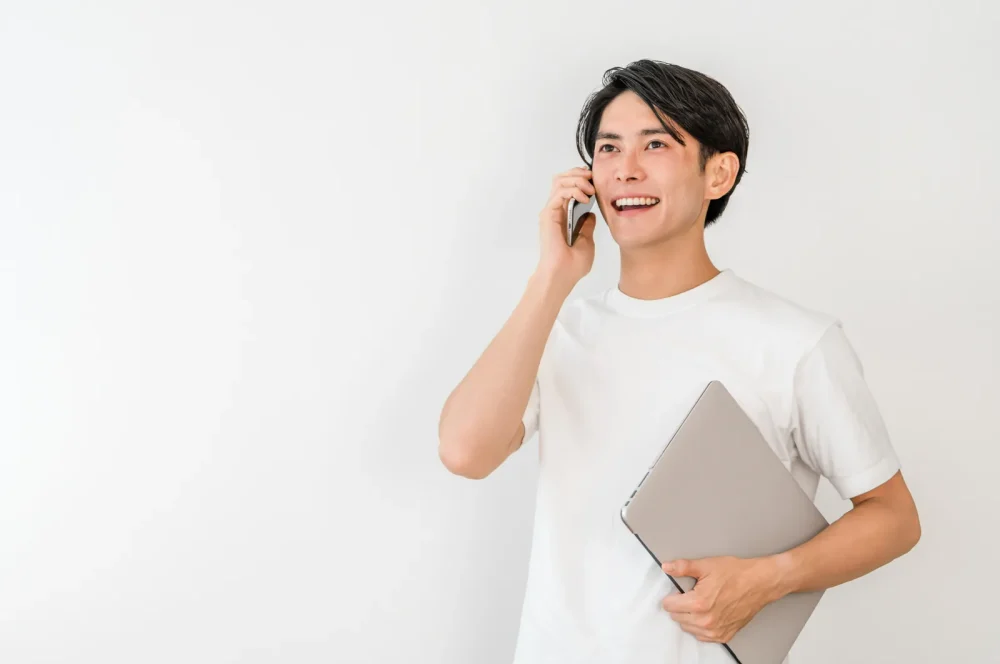 スマートフォンで電話をする男性